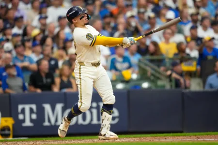 Contreras delivers, bullpen shines as Brewers take 2-0 series lead